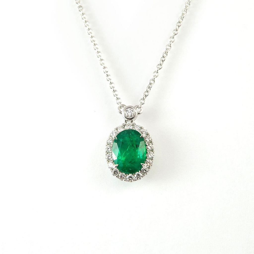 7.50 Carats Emerald With Diamonds Pendant Necklace With Chain
