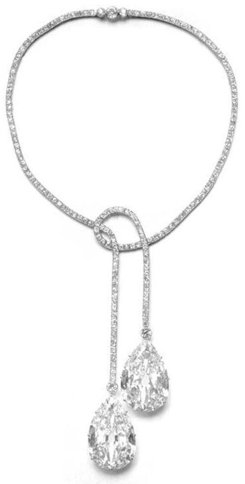 Pendant Necklace 10 Carats Pear & Round Cut Sparkling Diamonds