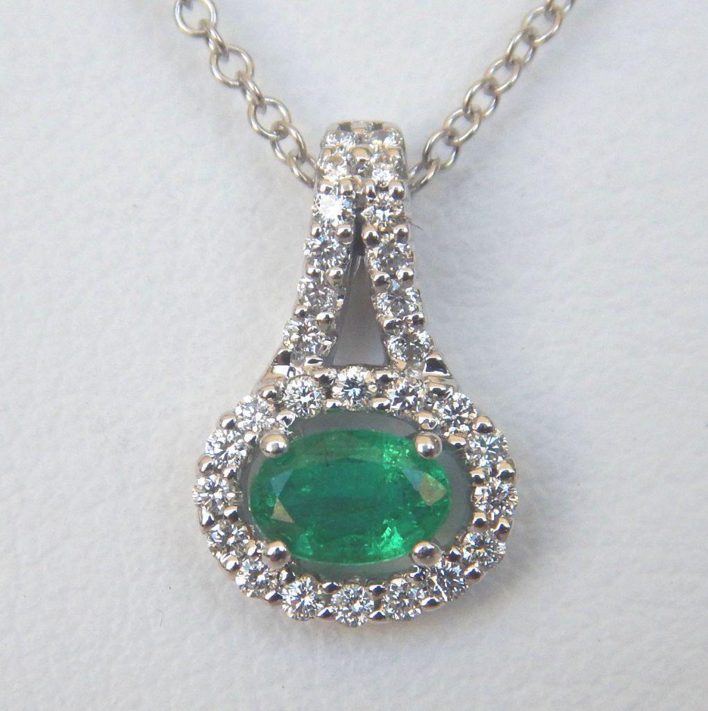 White Gold 14K 9.25 Carats Emerald With Diamonds Pendant Necklace